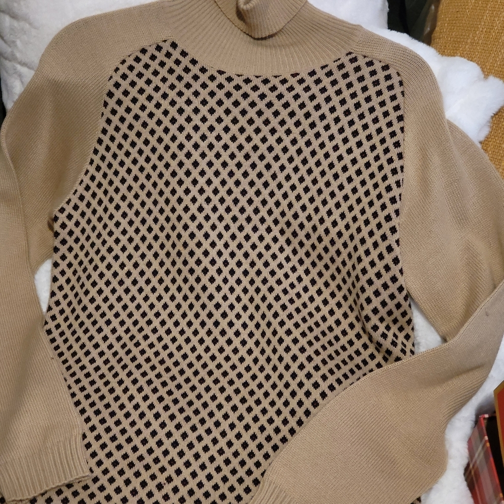 SOLD! Dolce & Gabbana beige turtleneck sweater sz s